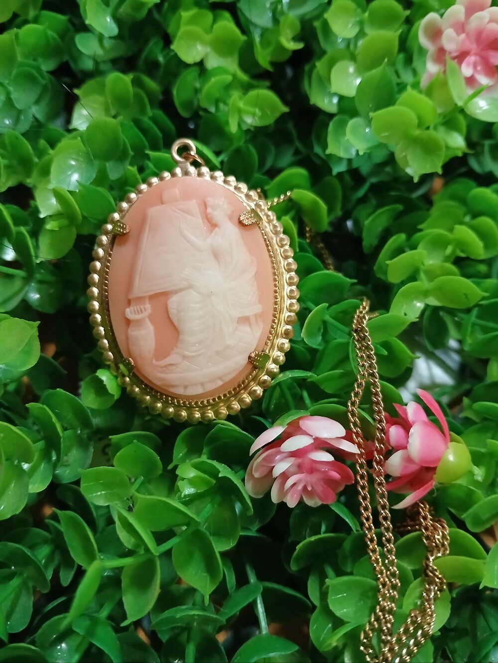 Vintage-Style Pink Cameo Pendant Necklace - Gold Setting
